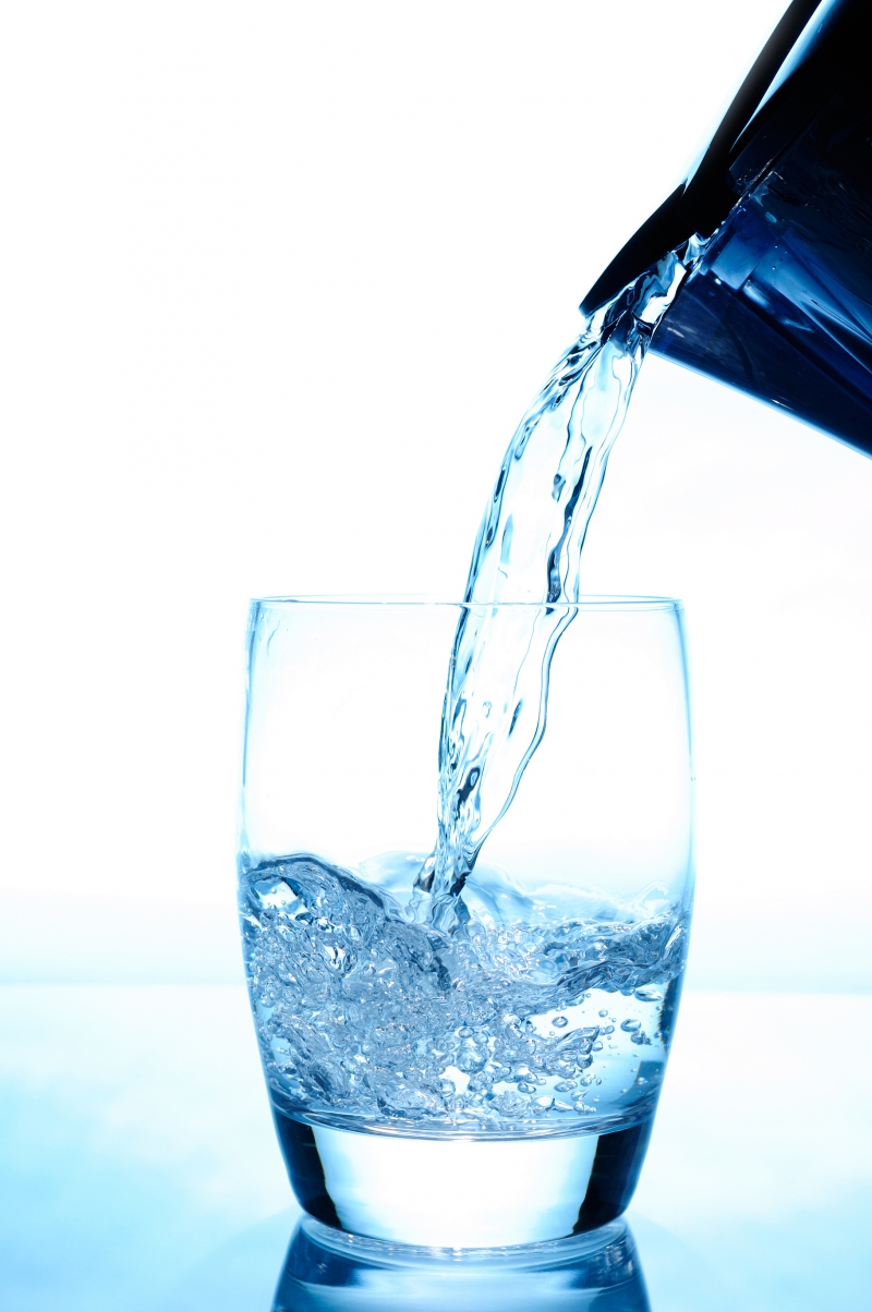 Наливают воду звук. Воду наливают в стакан. Чистая вода наливается в стакан. Вода разлита. Стакан воды Сток.
